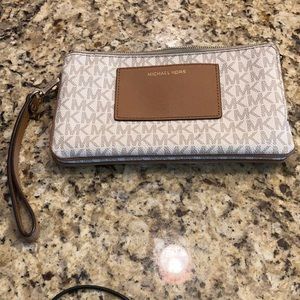 Michael kors wristlet